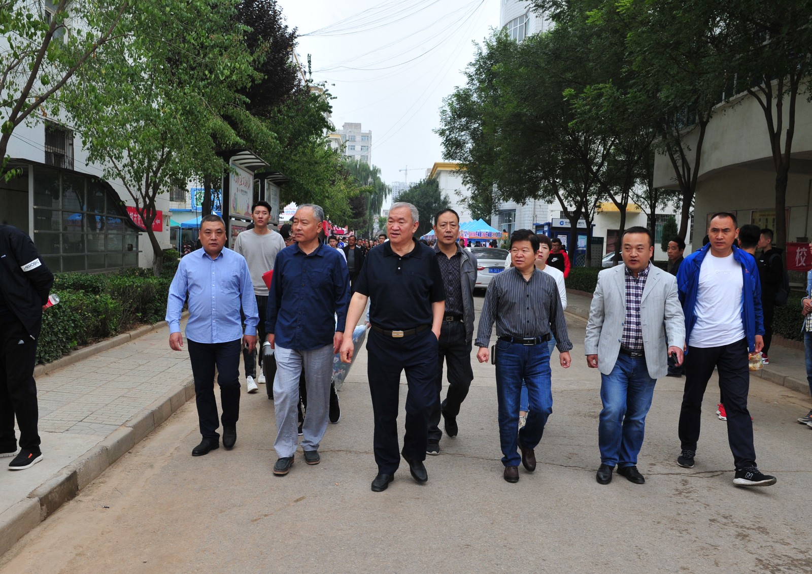 院党委书记郝先伟院长刘月红视察新生入学情况